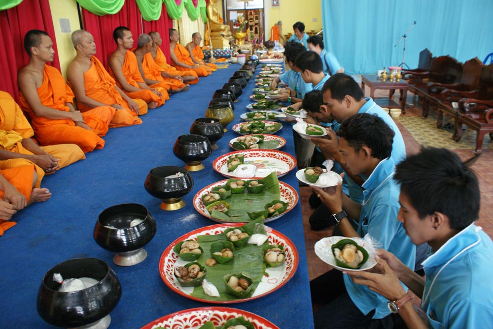 ขอเชิญร่วมสืบสานประเพณี “ตักบาตรขนมครก-น้ำตาลทราย”